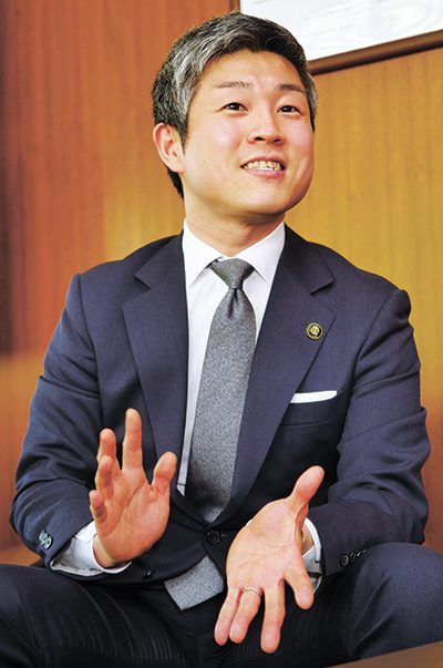 東修平氏