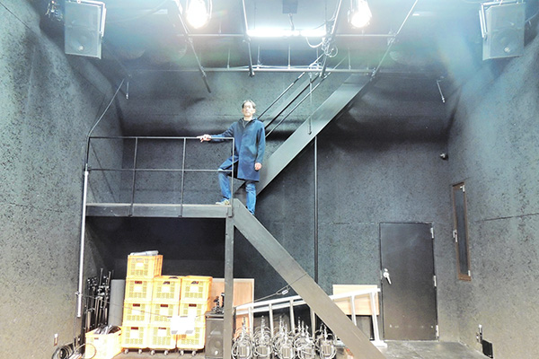 舞台奥の階段は2階楽屋につながっている。演出にも利用可