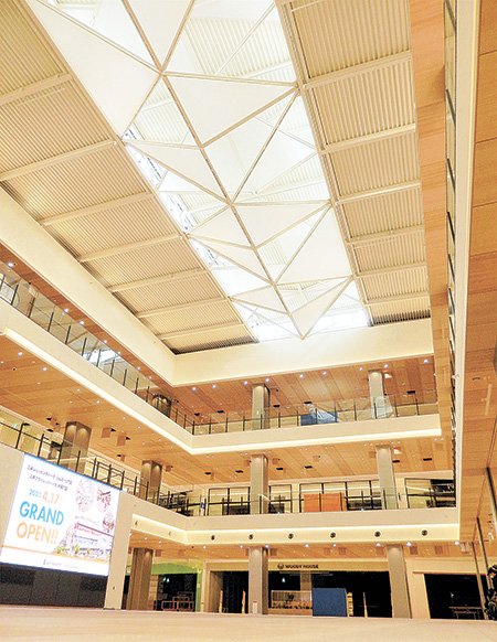 門真市の名産レンコンにちなみ、ハスの花を天井のモチーフにした吹き抜けのセンターコート