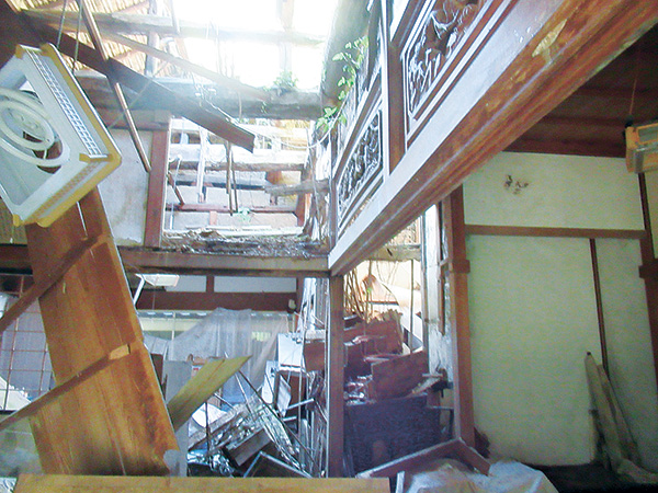 シロアリの発生で屋根が崩れたＩさんの実家