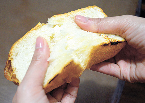 冷凍からトーストすることで、常温でしばらく置いた食パンよりももっちり感が再現できる