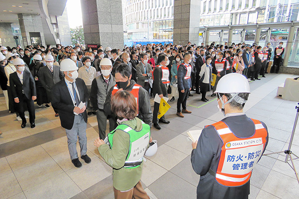 ビルの各階から避難し、南ゲート広場に集まった参加者