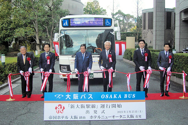 テープカットで新路線のスタートを祝う関係者
