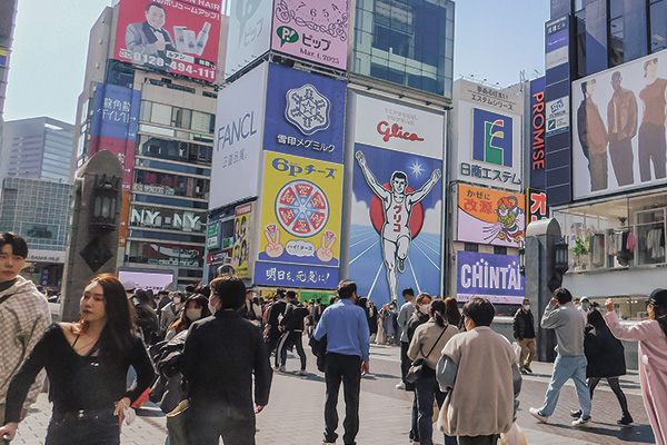 戎橋周辺を散策する通行人(写真は3月1日撮影)