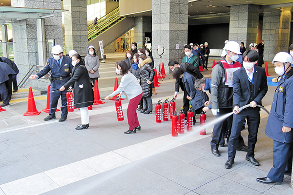 消火器や消火栓の操法を体験する参加者