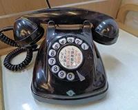 今も店で活躍する「黒電話」