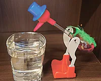 70年前の癒やし系おもちゃ「ドリンキングバード」