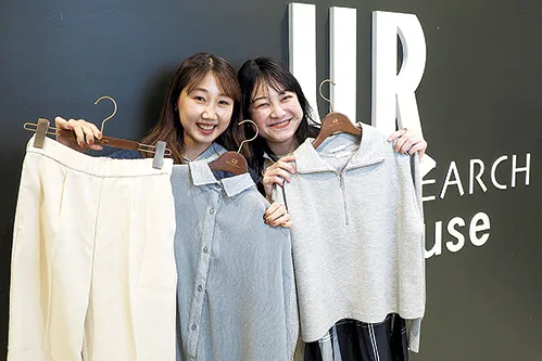 スタッフの白波瀬冴子さん(左)と的場逸美さん