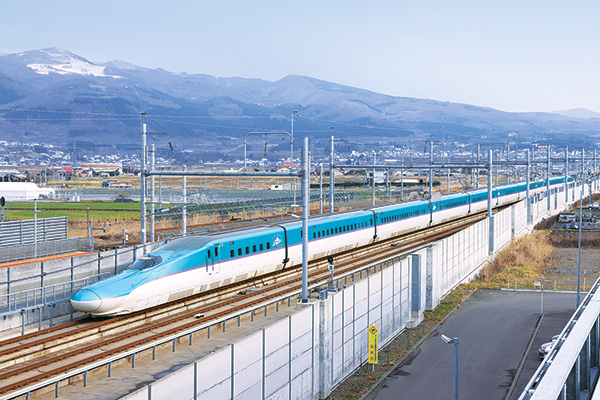 函館市に隣接する北斗市を通過中の北海道新幹線
