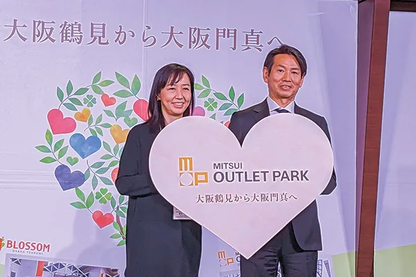 ロゴが描かれたパネルをリレー