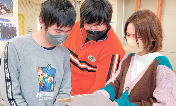 中高生スタッフとのムービー作成の打ち合わせをする広瀬さん（右）