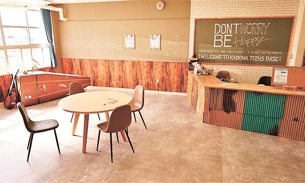 「秘密基地」を意識し、落ち着く木の色合いが生かされた自由スペース兼受付