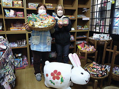運営スタッフの文森さん（左）と小田さん。足元の大きなウサギの張り子は1月の「広報もりぐち」の表紙を飾った。