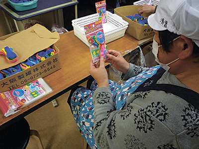 店の奥の作業場では封入作業の真っ最中