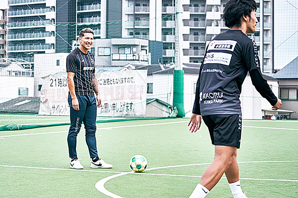 「大阪を拠点にアカデミーを全国へ広めていきたい」と森岡選手(左)