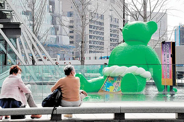 大相撲春場所を応援する力士姿のテッド・イベール