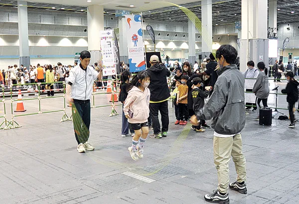 2本のロープを使う縄跳び「ダブルダッチ」を楽しむ子どもたち