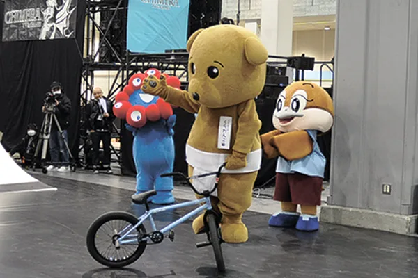 万博キャラ「ミャクミャク」や府マスコット「もずやん」らも挑戦。写真は枚方市の「くらわんこ」がBMXの前輪を使ったトリックを披露