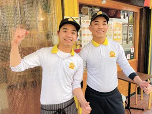 ゴーヴーリさん（右）とゴーヴーアルンさん