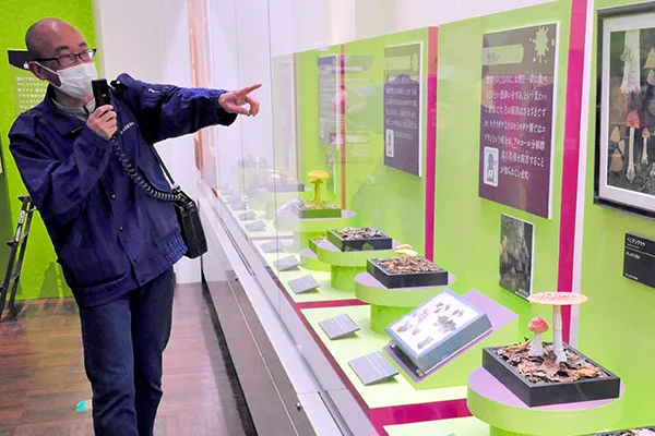 「毒」にかかわる展示を解説する長谷川さん