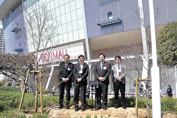 記念植樹を終え記念写真