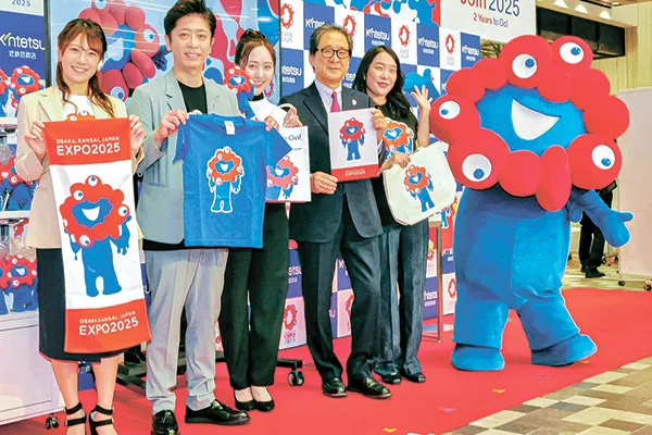 公式グッズをアピールする（左から）福本さん、後藤さん、本田さん