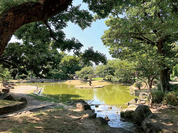 サギが羽を休める住吉公園の心字池