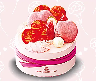 ハートのマカロンを飾った母の日限定ケーキのモナムール