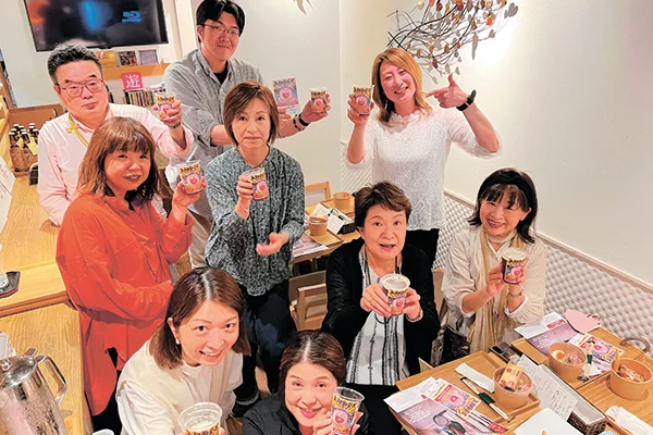 「天満天神えーる」を片手にご当地ビール誕生を喜ぶ皆さん