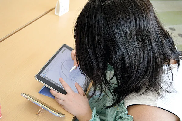 マンガ・イラストを描く高校生