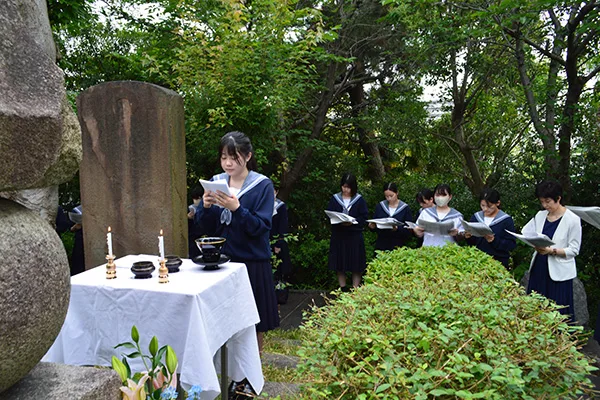 祭文を詠みあげる長野紗奈さん＝天王寺区夕陽丘