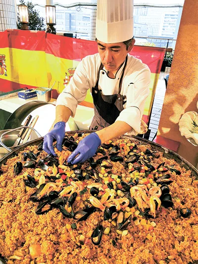 魚介の香りが一面に広がる巨大なパエリア