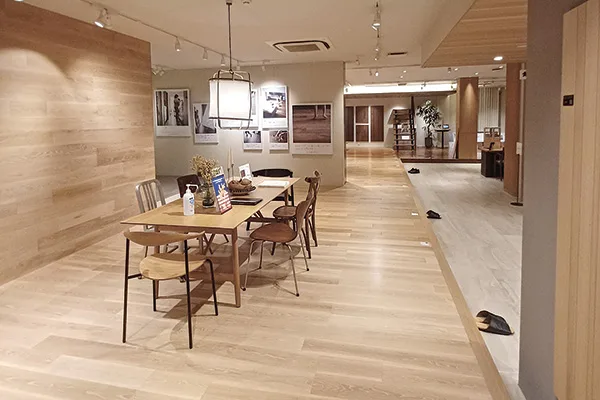 朝日ウッドテックのショールーム（大阪市中央区）。天然木の床を視覚や嗅（きゅう）覚、触覚の五感で体感できる