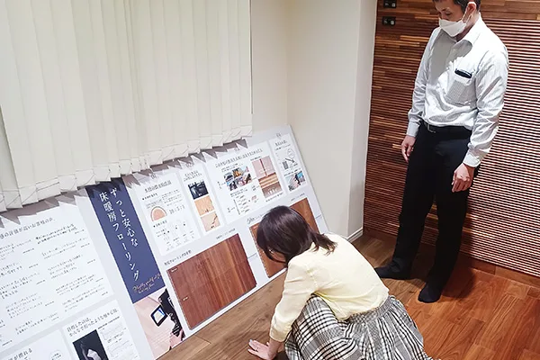 主力商品の挽（ひ）き板「ライブ・ナチュラル・プレミアム」手でふれてみると自然の温かさを感じる