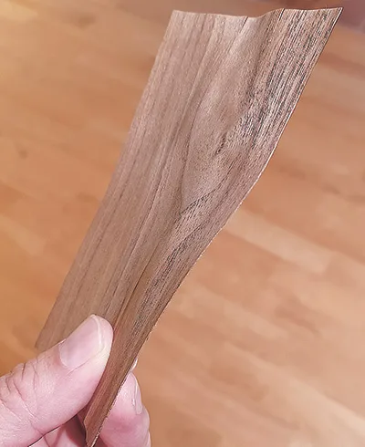突き板は厚さ0.3㍉の天然木を合板に貼る