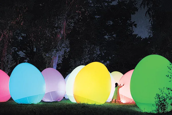 ユーカリの広場に密集する光のovoid（卵形体）は、人にかき分けられたり、風に吹かれたりして
倒れると、立ち上がりながら光の色を変え、色特有の音色を響かせる。チームラボ《自立しつつ
も呼応する生命の森 - ユーカリ》