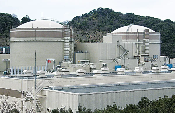 東日本大震災後の2012年、本紙記者が撮影した大飯原発3、4号機（福井県おおい町）