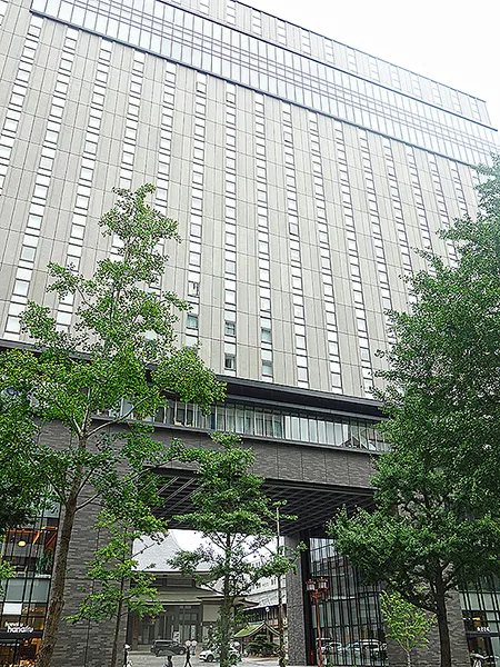 南御堂の境内にある「山門一体型ホテル」