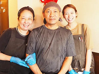 店主の吉田純也さん（写真中央） 仲良し家族でお店を切り盛り