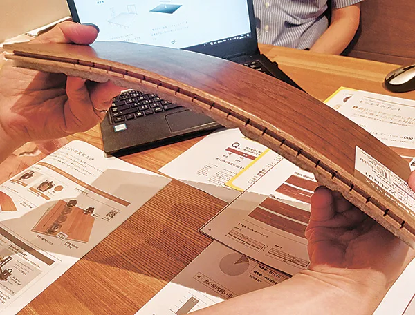 遮音仕様のフローリングは、たわむほどのやわらかさで衝撃を吸収する