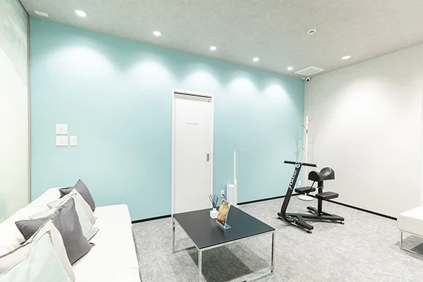 ターコイズブルーと白を組み合わせた福島店のラウンジスペース