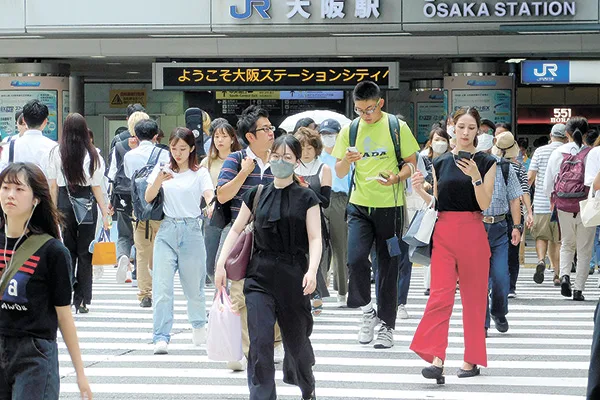 通勤風景＝JR大阪駅前