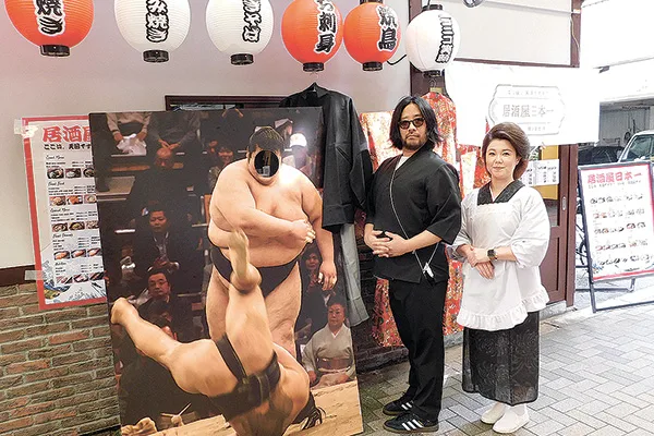 「料理のおいしさなどの魅力を笑いととも楽しめる店」と話す山西オーナー（右から2人目）