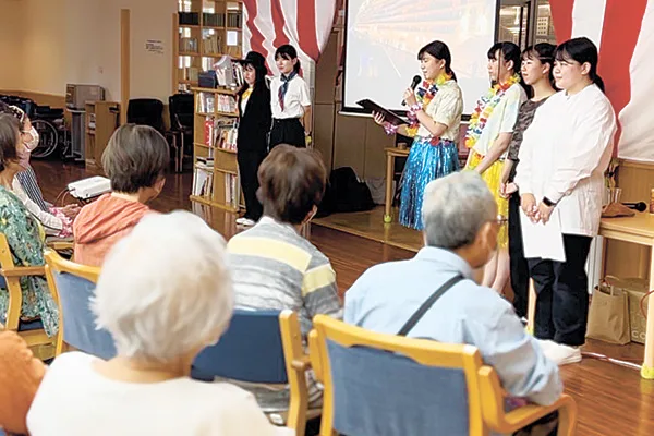 学生らの演出で、豪華客船〝きずとれ号〟での旅行気分を満喫する高齢者ら