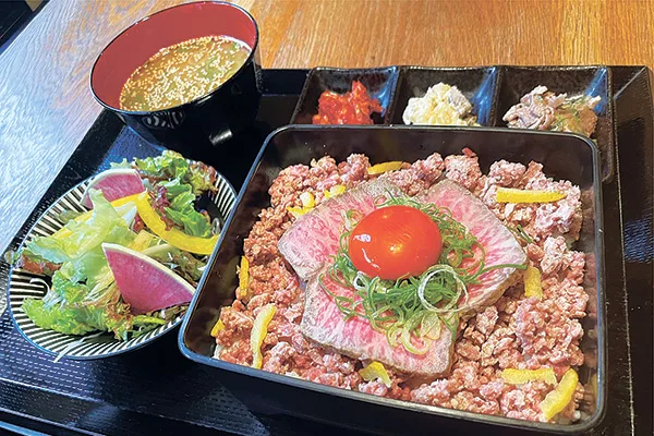 〝お重〟の「肉まぶし」を進化させた「国産牛そぼろお重～トリュフ卵黄～」