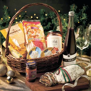 バスケットに贈り物を詰めた〝ハンパ―〟