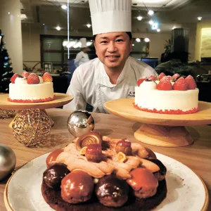 「さまざまなチョコレートクリームの味の変化を楽しんでほしい」とサントノーレの特徴を話す大内浩司ペストリーシニア料理長