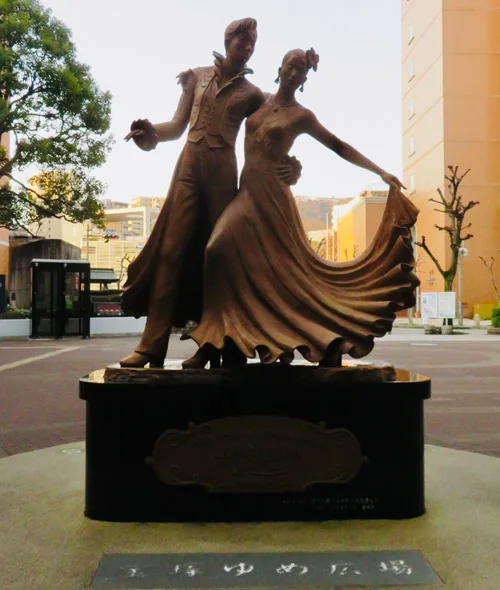 阪急宝塚駅南側、宝塚ゆめ広場にある「タカラヅカレビュー」のモニュメント