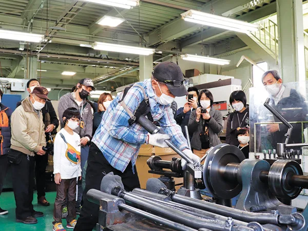 過去の体験の様子＝（一社）東大阪ツーリズム振興機構のリリースより