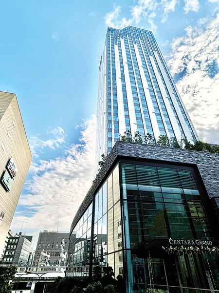 なんばパークスサウスにそびえ立つセンタラグランドホテル大阪